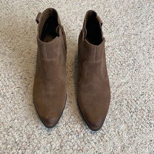 NEW! CROMA VINTAGE. Brown booties. Size 9